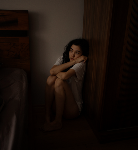 young-woman-dealing-with-anxiety (3)